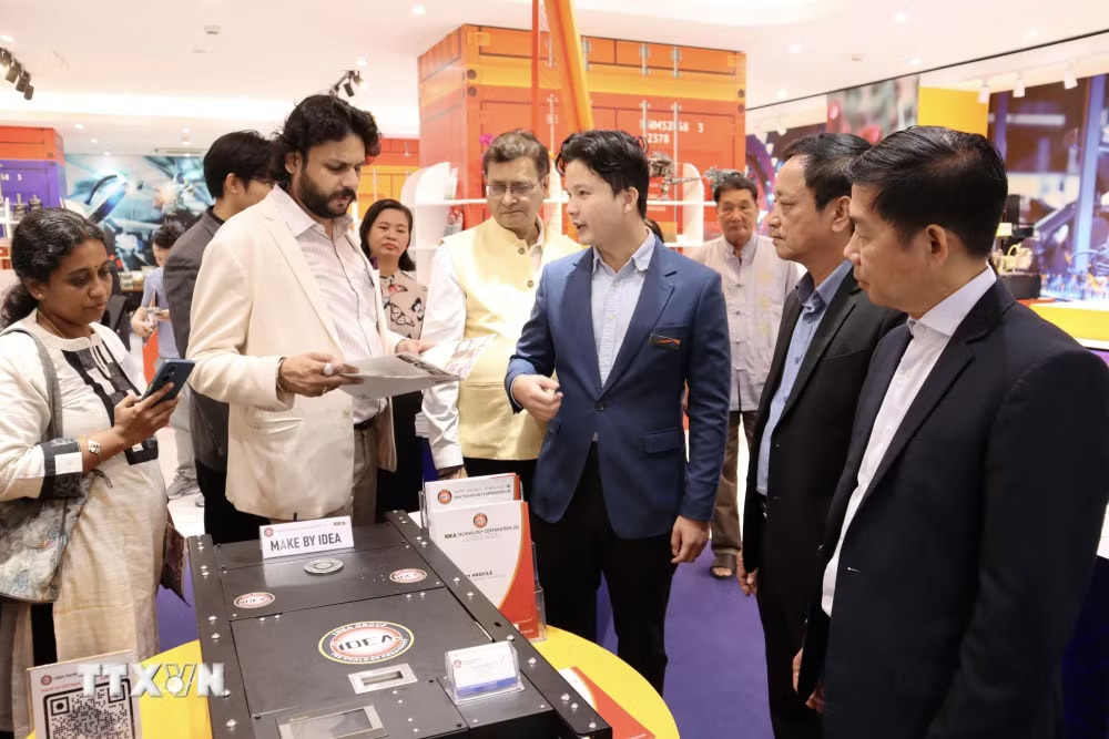Doanh nghiệp cơ khí điện Thành phố Hồ Chí Minh giới thiệu sản phẩm cho đối tác Ấn Độ. (Ảnh: Xuân Anh/TTXVN) ttxvn-ket-noi-giao-thuong-giua-viet-nam-an-do-1.jpg