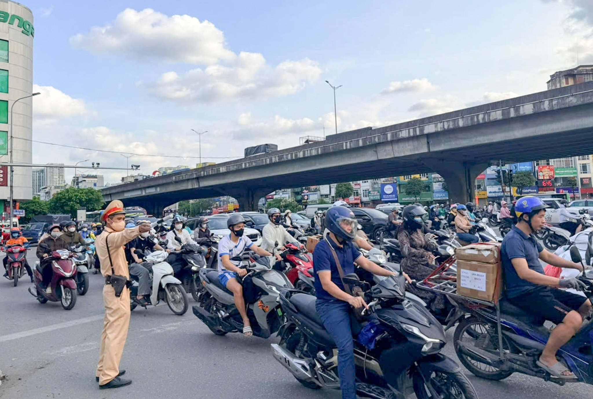 canh-sat-giao-thong-ha-noi-lam-nhiem-vu-tai-nut-giao-ham-chui-thanh-xuan-vanh-dai-3.-anh-pv.jpg