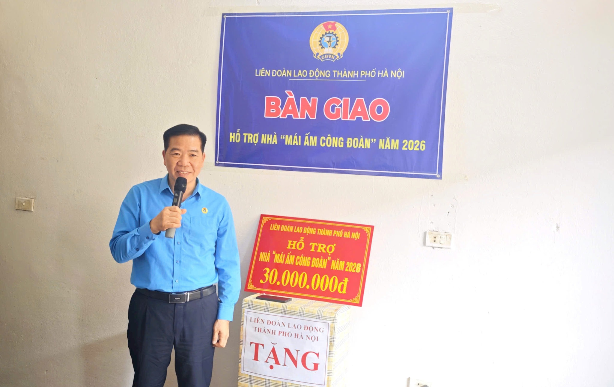 Đồng chí Nguyễn Huy Khánh – Phó Chủ tịch LĐLĐ thành phố Hà Nội phát biểu tại lễ bàn giao. Ảnh: Hải Hà.