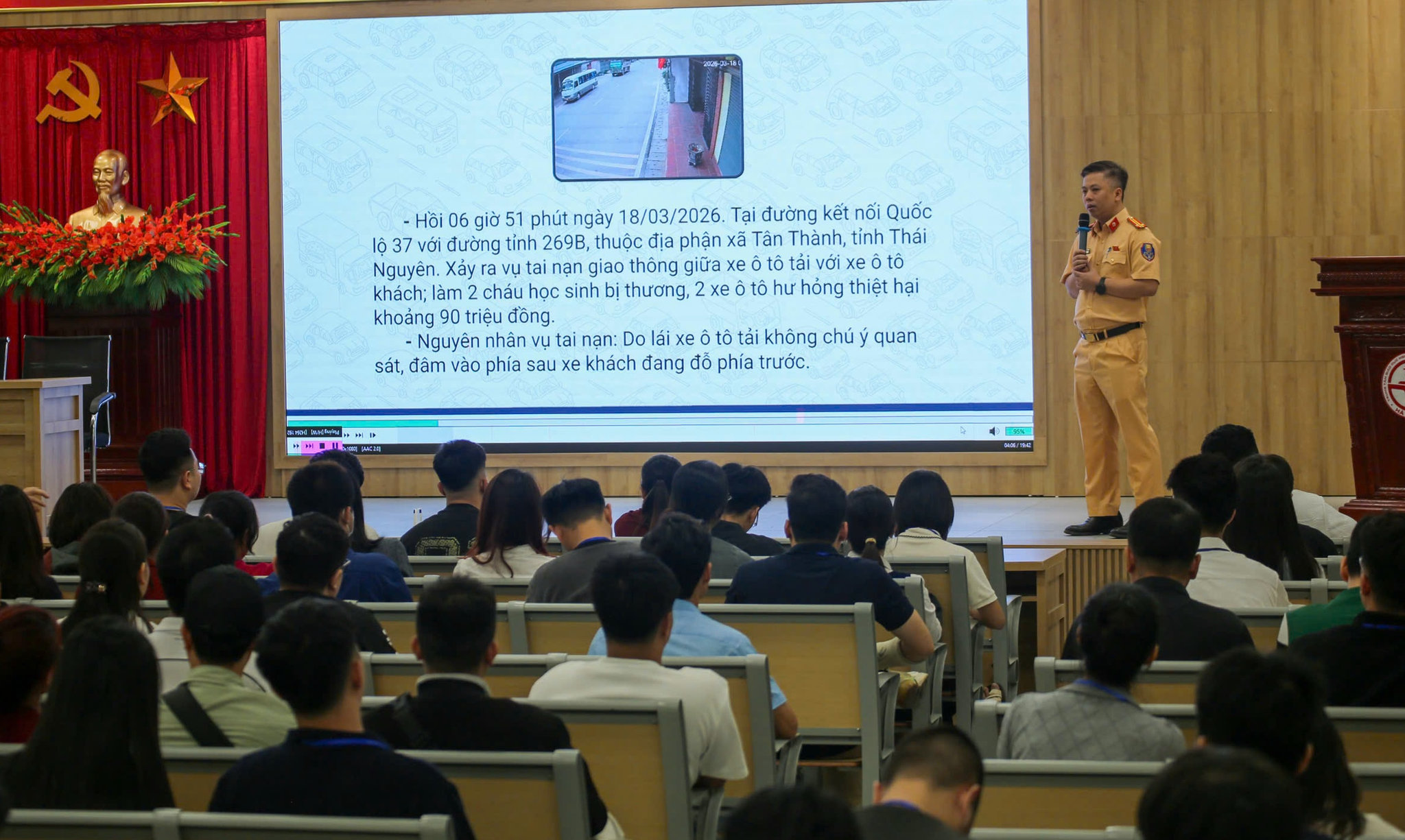Lực lượng chức năng đưa video mô phỏng và các tình huống giao thông thực tế vào giảng dạy. Một trong những điểm nhấn đáng chú ý là việc đưa video mô phỏng và các tình huống giao thông thực tế vào giảng dạy, đặc biệt trong phần thi đường trường. Các nội dung này được xây dựng dựa trên những tình huống thường gặp ngoài đời như xử lý chướng ngại vật, chuyển hướng, vượt xe, dừng đỗ đúng quy định hay các tình huống bất ngờ trên đường. Nhờ đó, học viên không chỉ học lý thuyết mà còn được rèn luyện kh