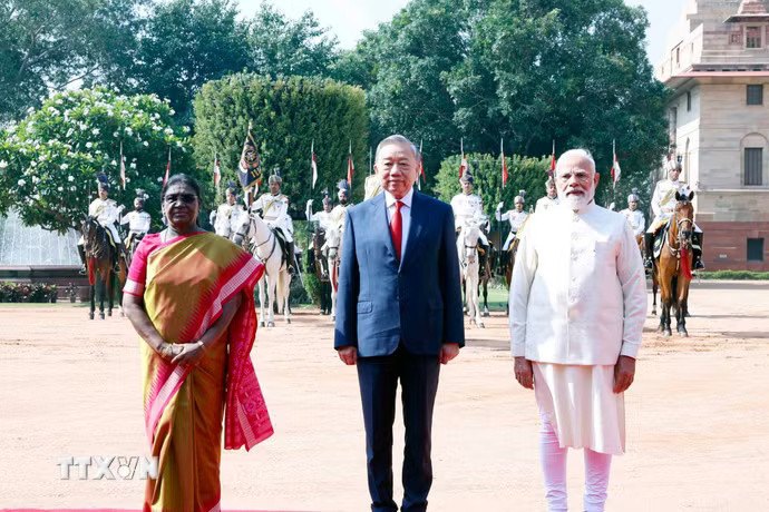 Tổng thống Droupadi Murmu và Thủ tướng Narendra Modi đồng chủ trì Lễ đón trọng thể Tổng Bí thư, Chủ tịch nước Tô Lâm thăm cấp Nhà nước tới Cộng hòa Ấn Độ. (Ảnh: Thống Nhất/TTXVN)