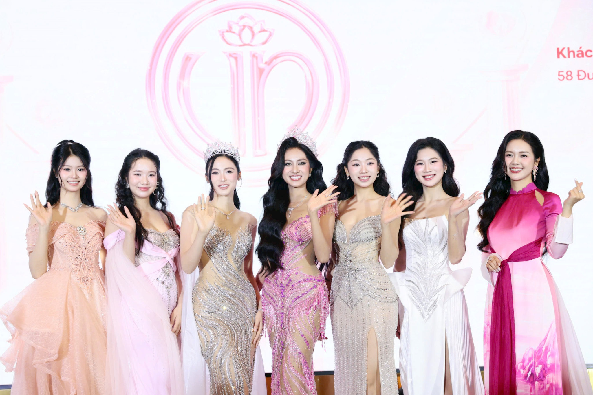Các Hoa hậu, Á hậu, người đẹp xuất hiện tại họp báo. Ảnh: Tiền phong