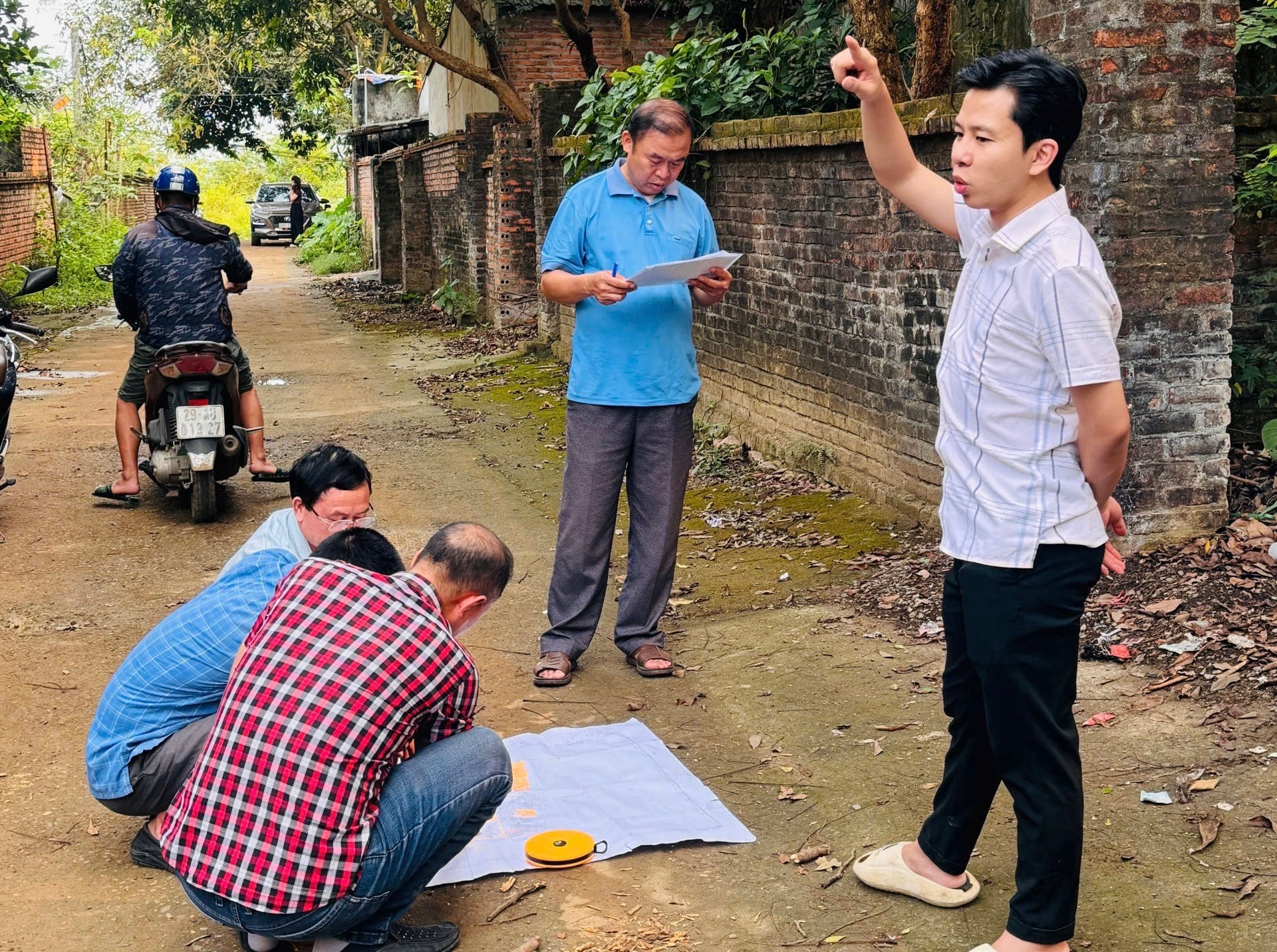 Tổ công tác kiểm đếm các hộ dân có đất tại thôn 3, xã Hòa Lạc. Ảnh: TH