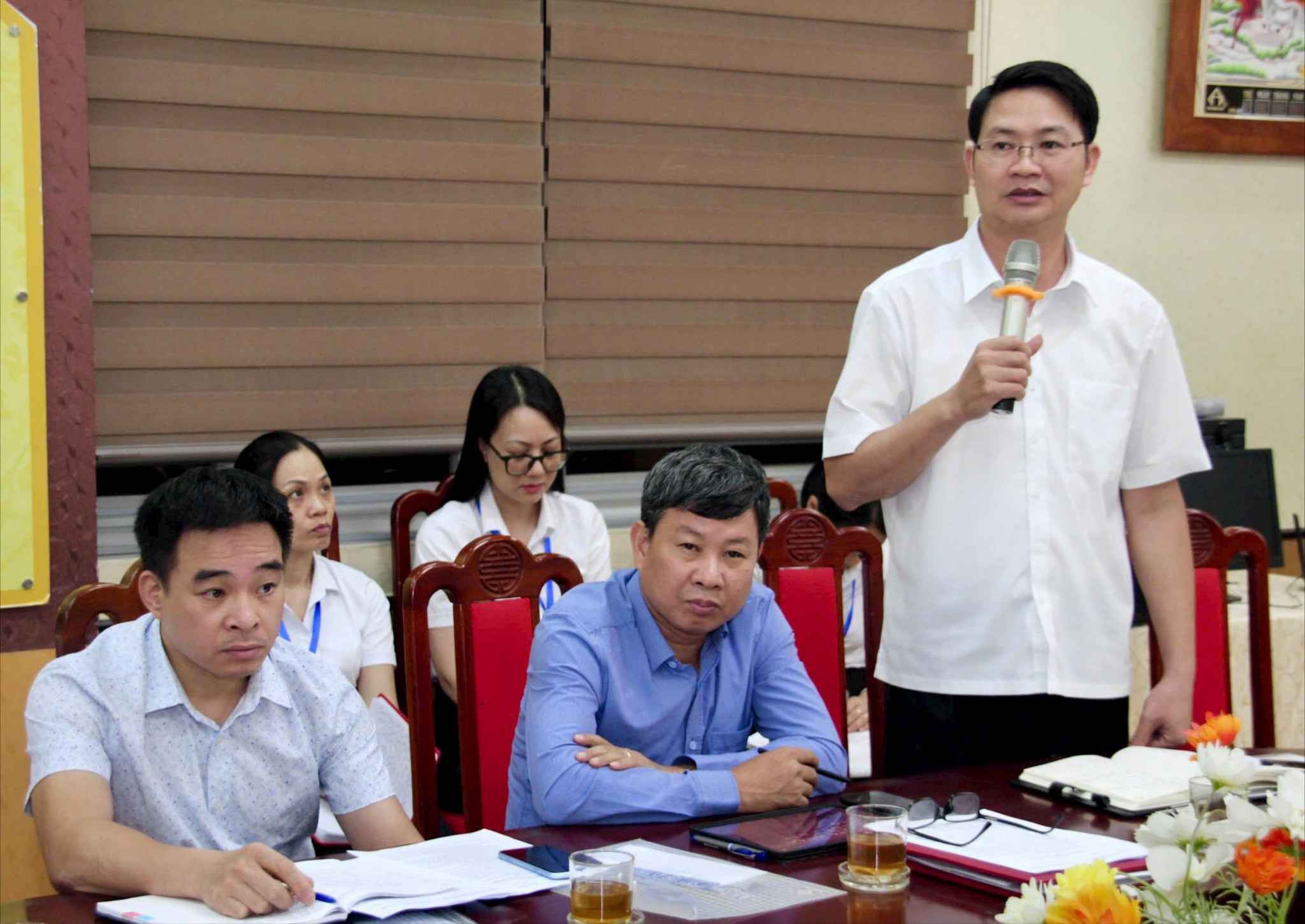 Phó Bí thư Thường trực Đảng ủy phường Phú Thượng Trần Quang Đạo dự buổi sinh hoạt của Chi bộ Trường Mầm non Nhật Tảo. Ảnh: Cao Kỳ
