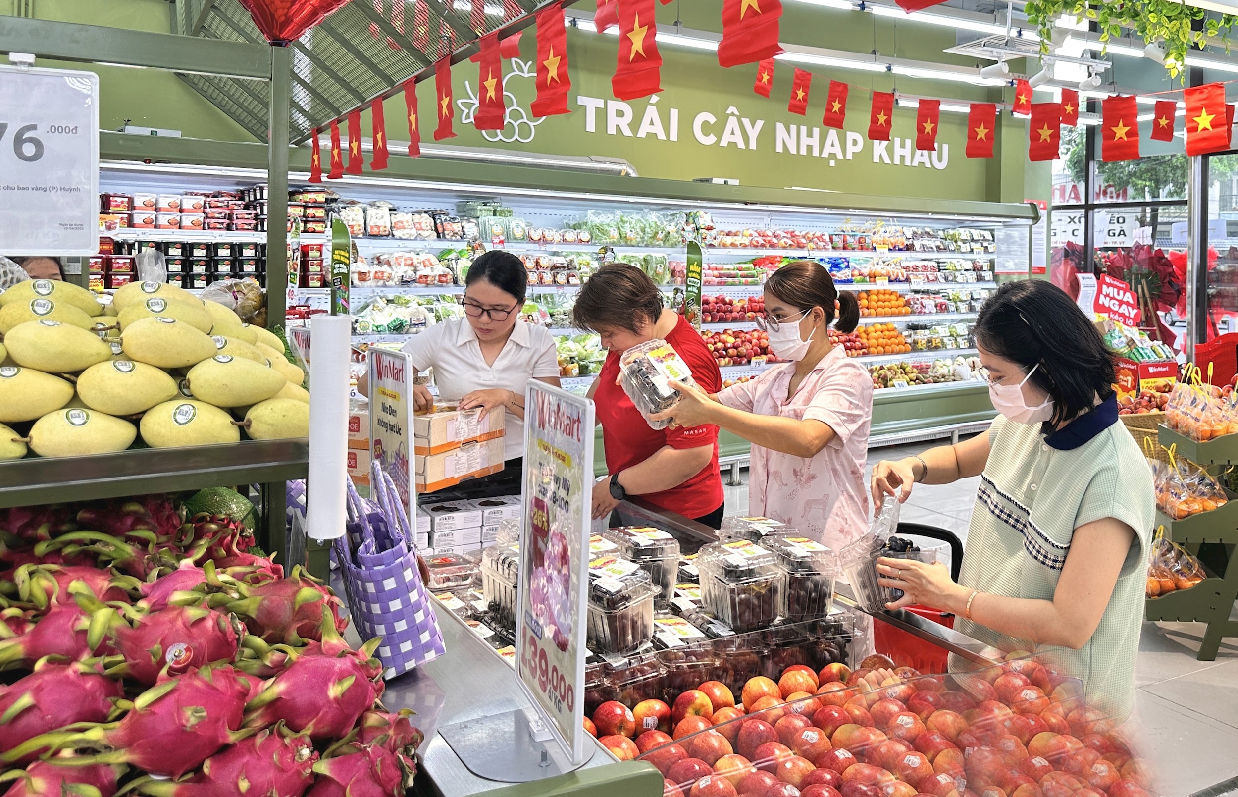 Spotřebitelé se rozhodli nakupovat zemědělské produkty v supermarketu Winmart v okrese Vinh Tuy. - foto: Lam Giang.jpg