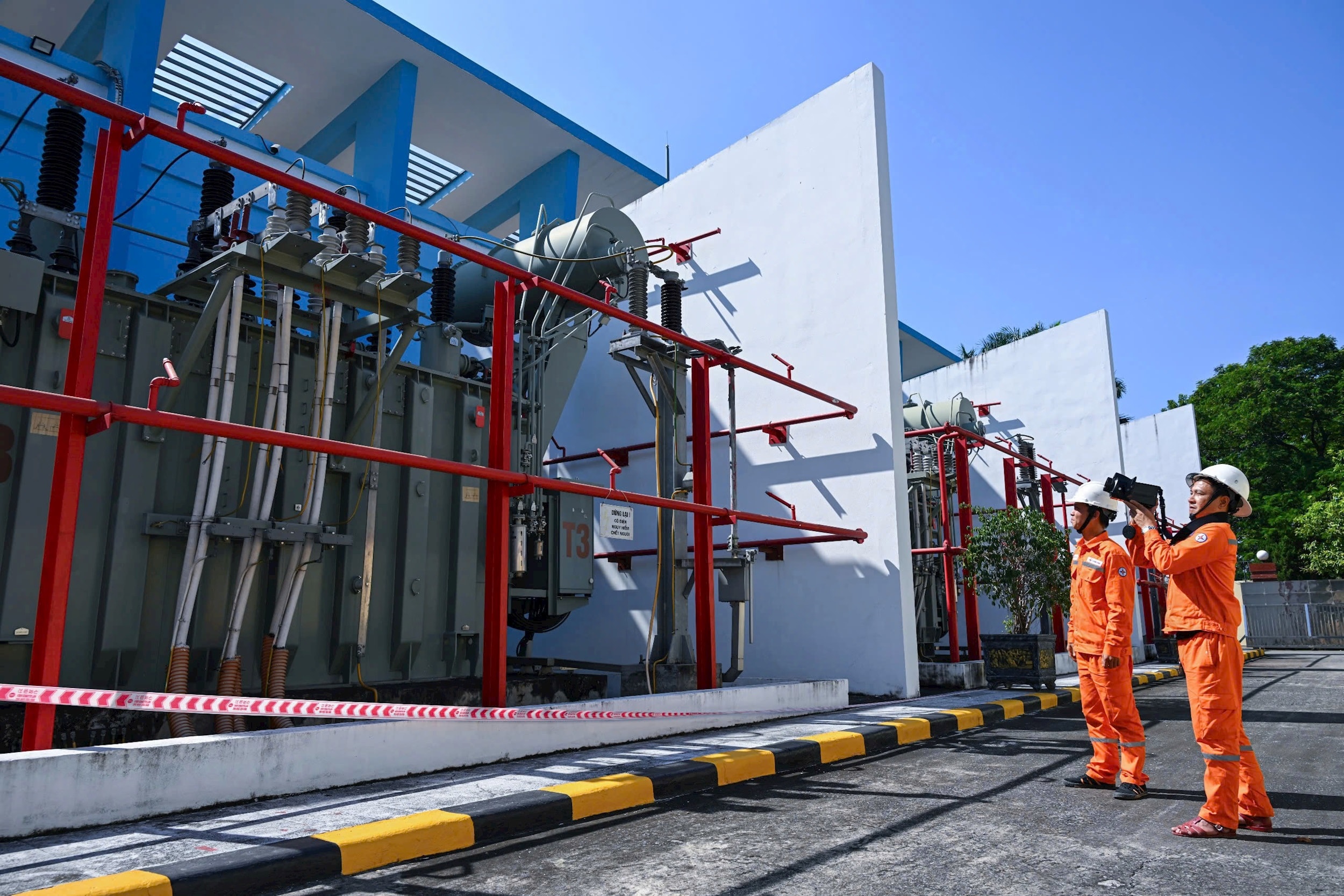 Zaměstnanec energetické společnosti Hanoi City kontroluje elektrické zařízení v rozvodně 110 kV Thong Nhat Park. -anh-manh-hiep.jpg