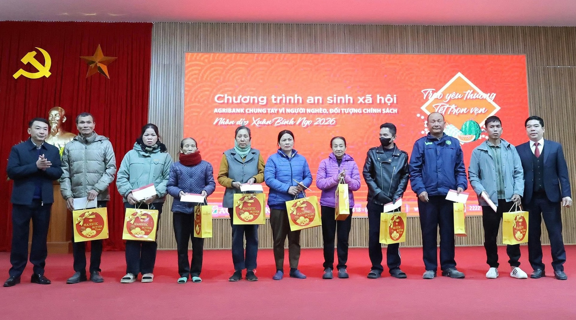 xuan-mai-trao-qua-tet-1771050845633-17710508457822088500701.jpg