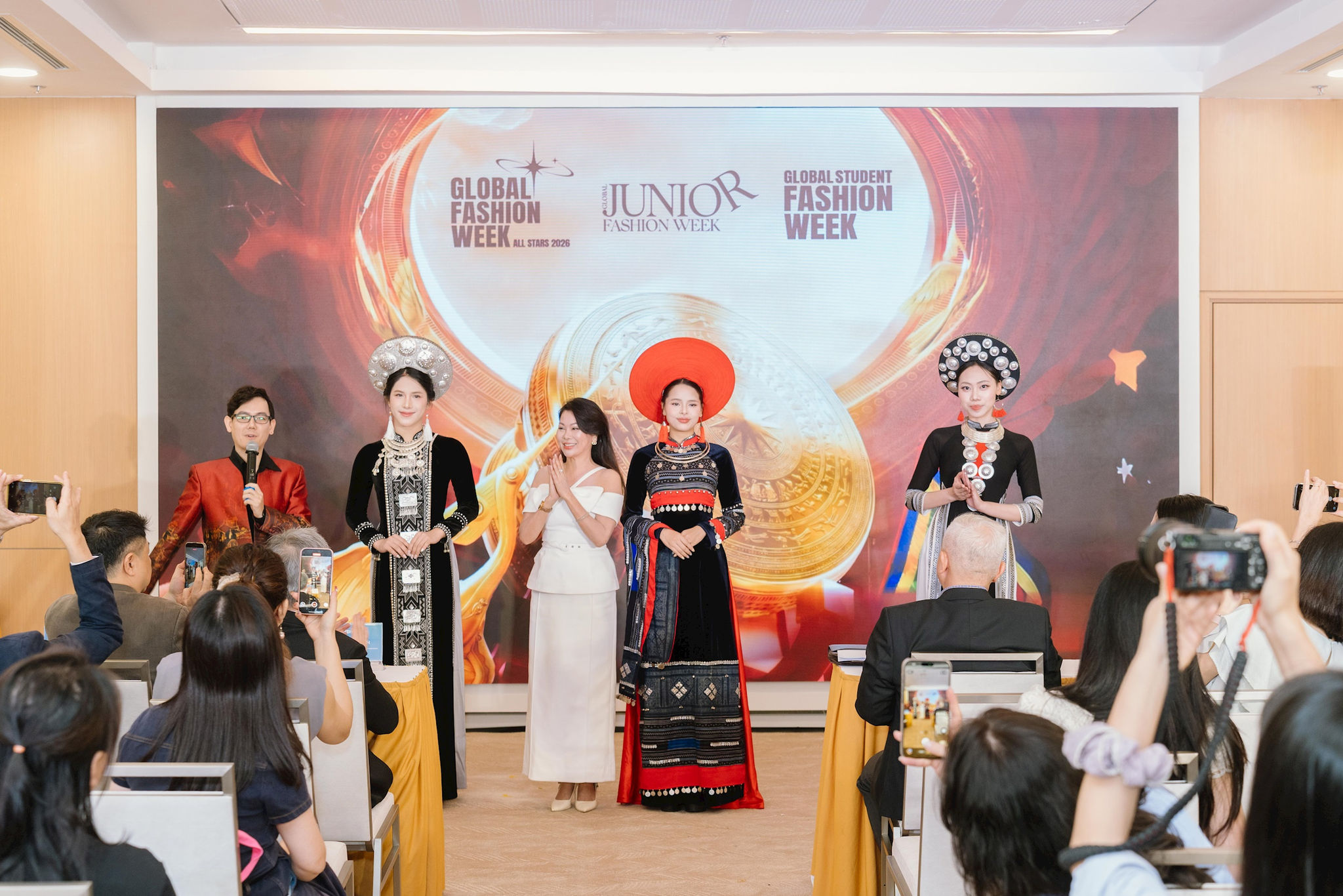 Màn trình diễn áo dài tại chương trình giới thiệu về Tuần lễ Tổ chức Sự kiện và Triển lãm Việt Nam 2026. Ảnh: BTC