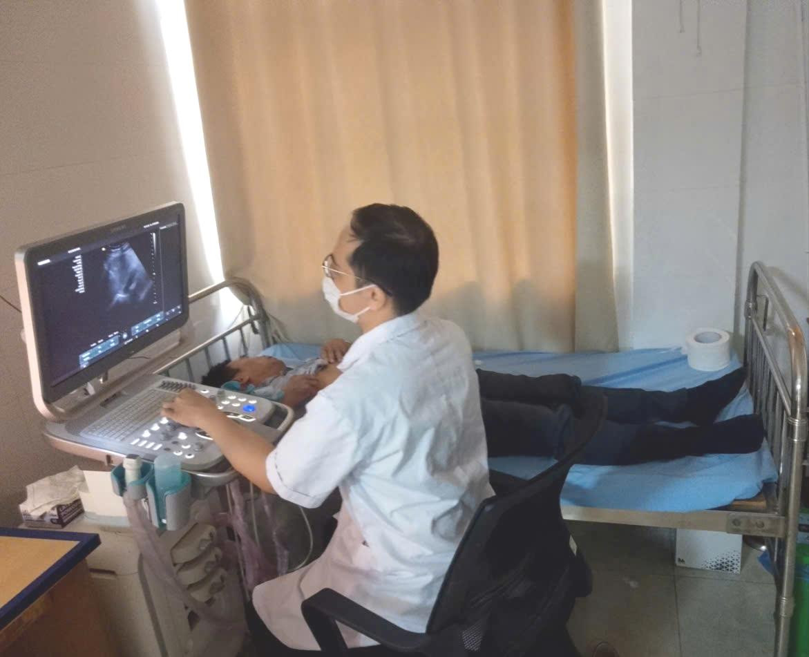 Người dân được được các bác sĩ tuyến trên kiểm tra sức khỏe bằng các kỹ thuật, máy móc chuyên sâu. Ảnh: PV