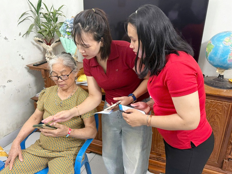 Người dân được hướng dẫn trực tiếp cài đặt Zalo OA và Mini App của xã Trần Phú.