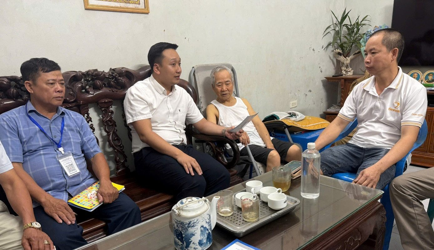 Phó Chủ tịch UBND xã Lê Đức Tùng và các lực lượng đến tận gia đình hướng dẫn người dân cài đặt và sử dụng Zalo OA, Mini App của xã.