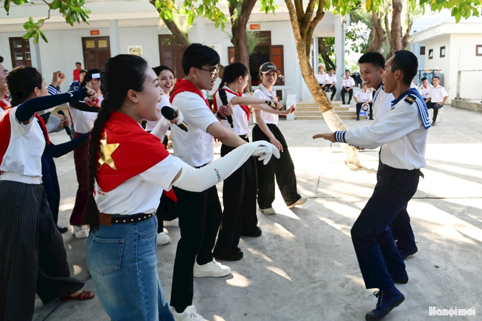 Tiếng hát giữa trùng khơi nối nhịp đất liền với Trường Sa