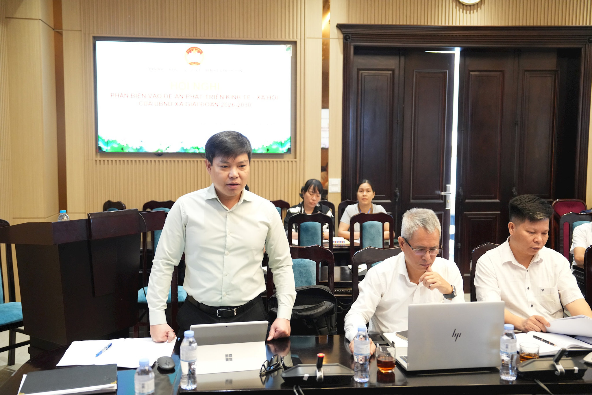 Phó Chủ tịch UBND xã Đan Phượng Nguyễn Đăng Thịnh trao đổi tại hội nghị. Ảnh: Thiên Tú