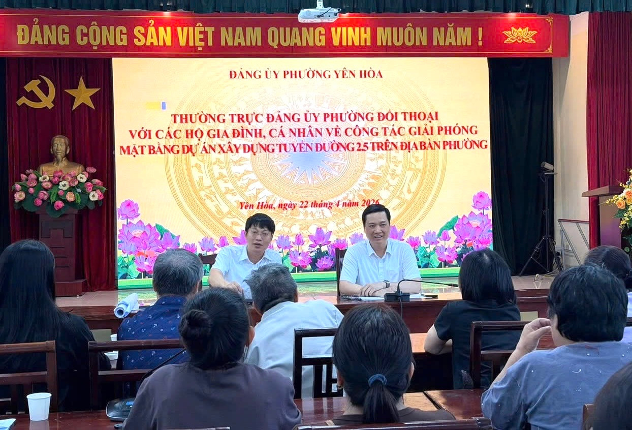 Lãnh đạo phường Yên Hòa trực tiếp đối thoại, tuyên truyền, vận động người dân trong công tác giải phóng mặt bằng Dự án đường Vành đai 2,5. Ảnh: Kim Quyên