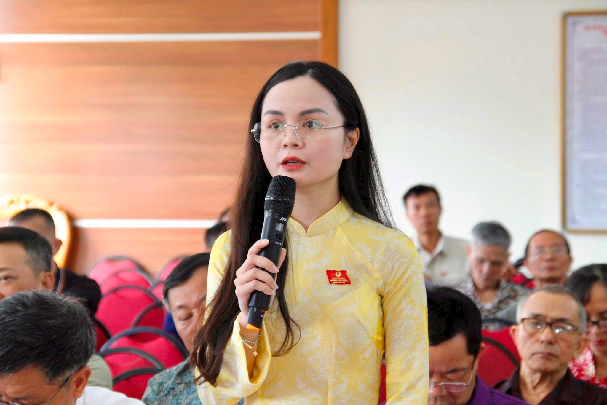 Các đại biểu thảo luận tại kỳ họp thứ Hai HĐND phường Phú Thượng. Ảnh: Cao Kỳ