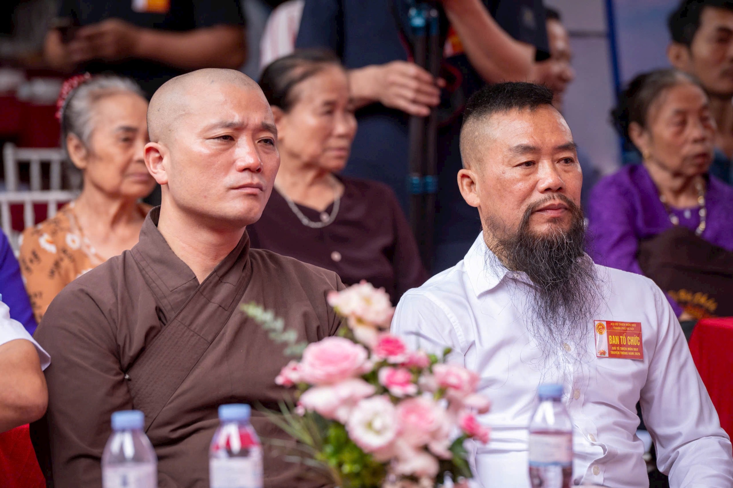 anh-7-dai-bieu-du-le-cham-chu-theo-doi-cac-man-trinh-dien-cua-vo-sinh.jpg