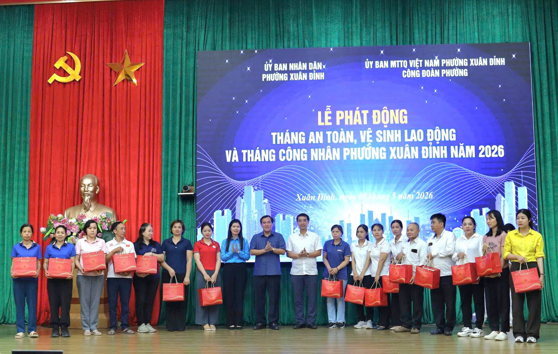 Những phần quà ý nghĩa được trao tặng cho những hoàn cảnh khó khăn. Ảnh pv