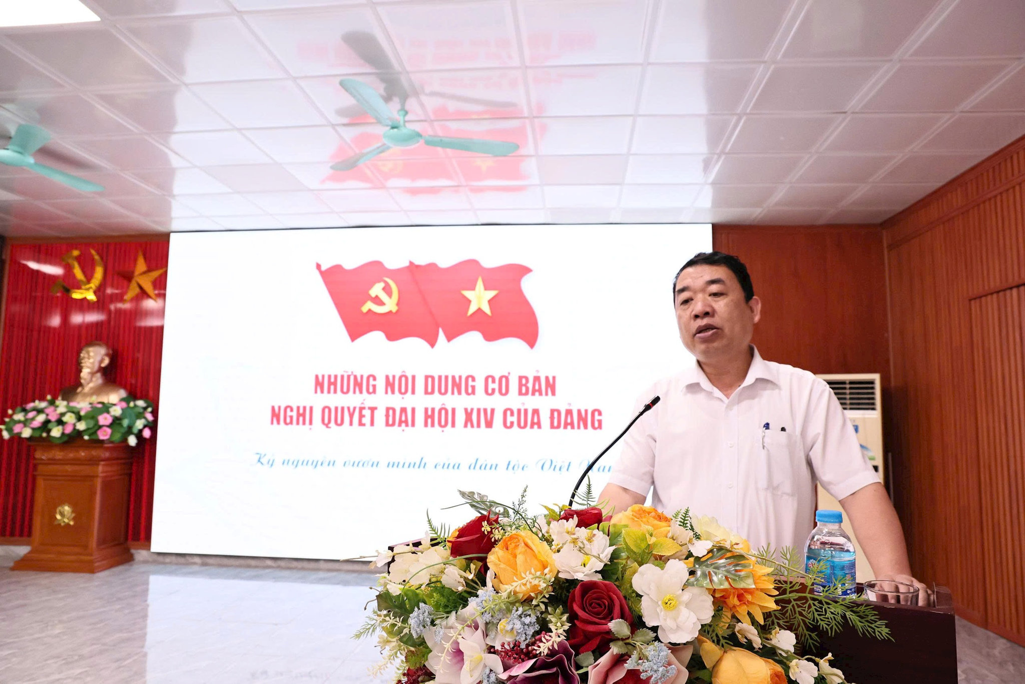 Phó Trưởng ban Tuyên giáo và Dân vận Thành ủy Hà Nội Đào Xuân Dũng đã trực tiếp quán triệt những nội dung cốt lõi của Nghị quyết. Ảnh: Thanh Hăng