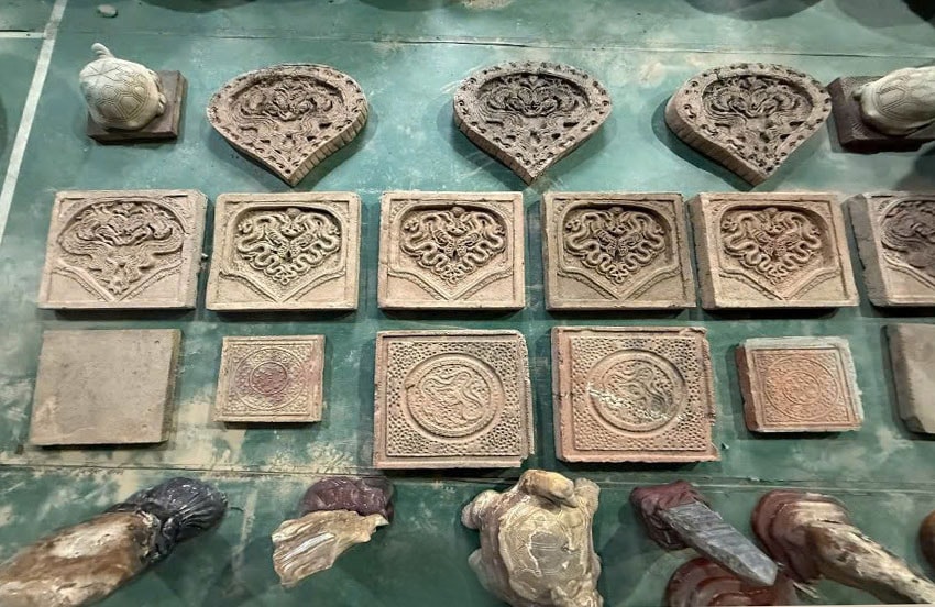 Archeologické artefakty: cihly s detailními listovými vzory, nesoucí znaky umění dynastie Ly na historickém místě Hoa Lam Vien. - fotografie z kulturního a sociálního oddělení obce Dong Anh.jpg