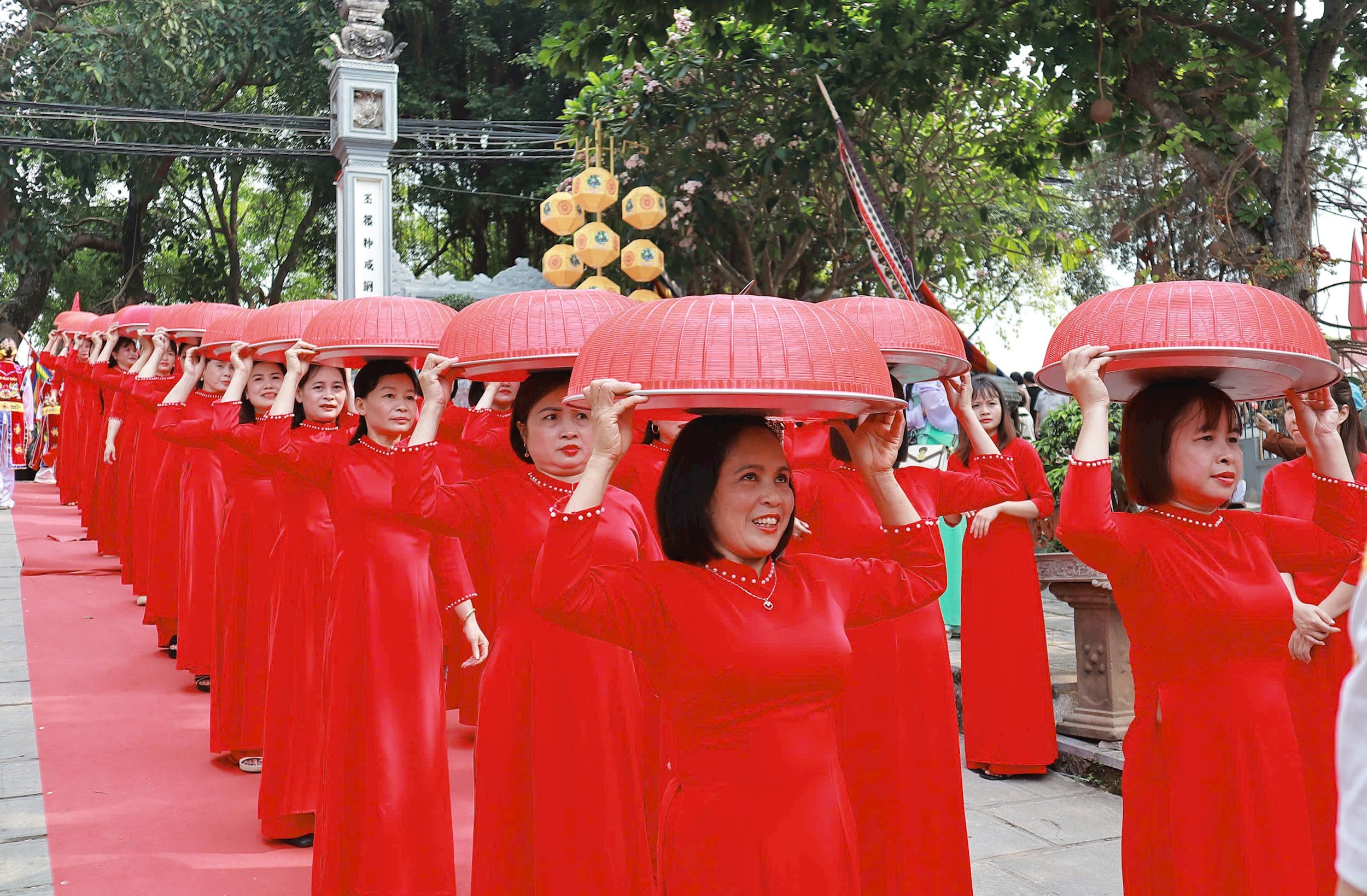 Nghi-thuc-ruoc-banh-troi-tai-den-hat-mon-xa-hat-mon-.-anh-mai-nguyen.jpeg