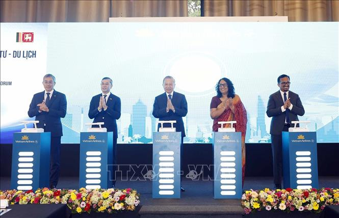 Tổng Bí thư, Chủ tịch nước Tô Lâm ,Thủ tướng Sri Lanka Harini Amarasuriya và các đại biểu thực hiển nghi lễ khởi động mở đường bay Colombo - TP Hồ Chí Minh của Vietnamairline. Ảnh: Thống Nhất/TTXVN