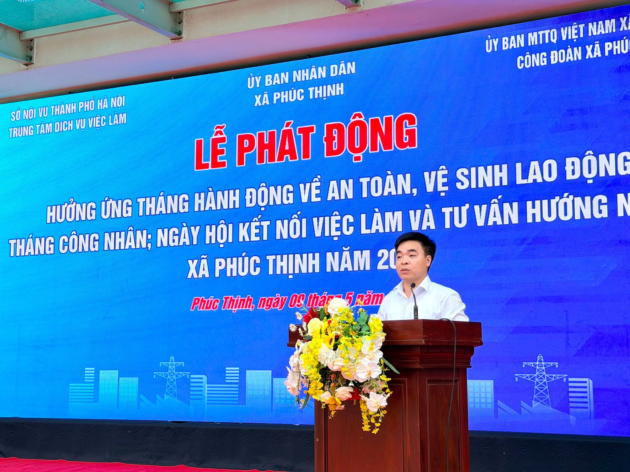 Ông Lê Thế Chuyên, Phó Chủ tịch UBND xã Phúc Thịnh phát biểu tại buổi lễ. Ảnh: Thanh Hà