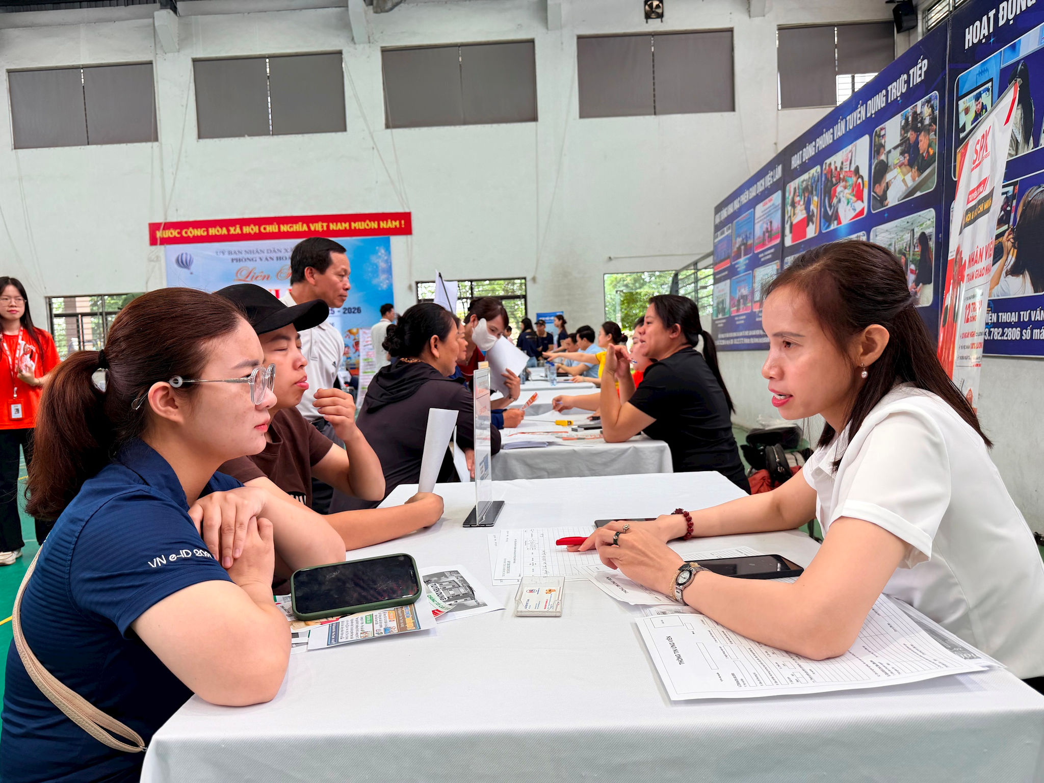 Người lao động tìm kiếm việc làm từ các đơn vị tuyển dụng tại Ngày hội kết nối việc làm xã Phúc Thịnh năm 2026. Ảnh: Thanh Hà