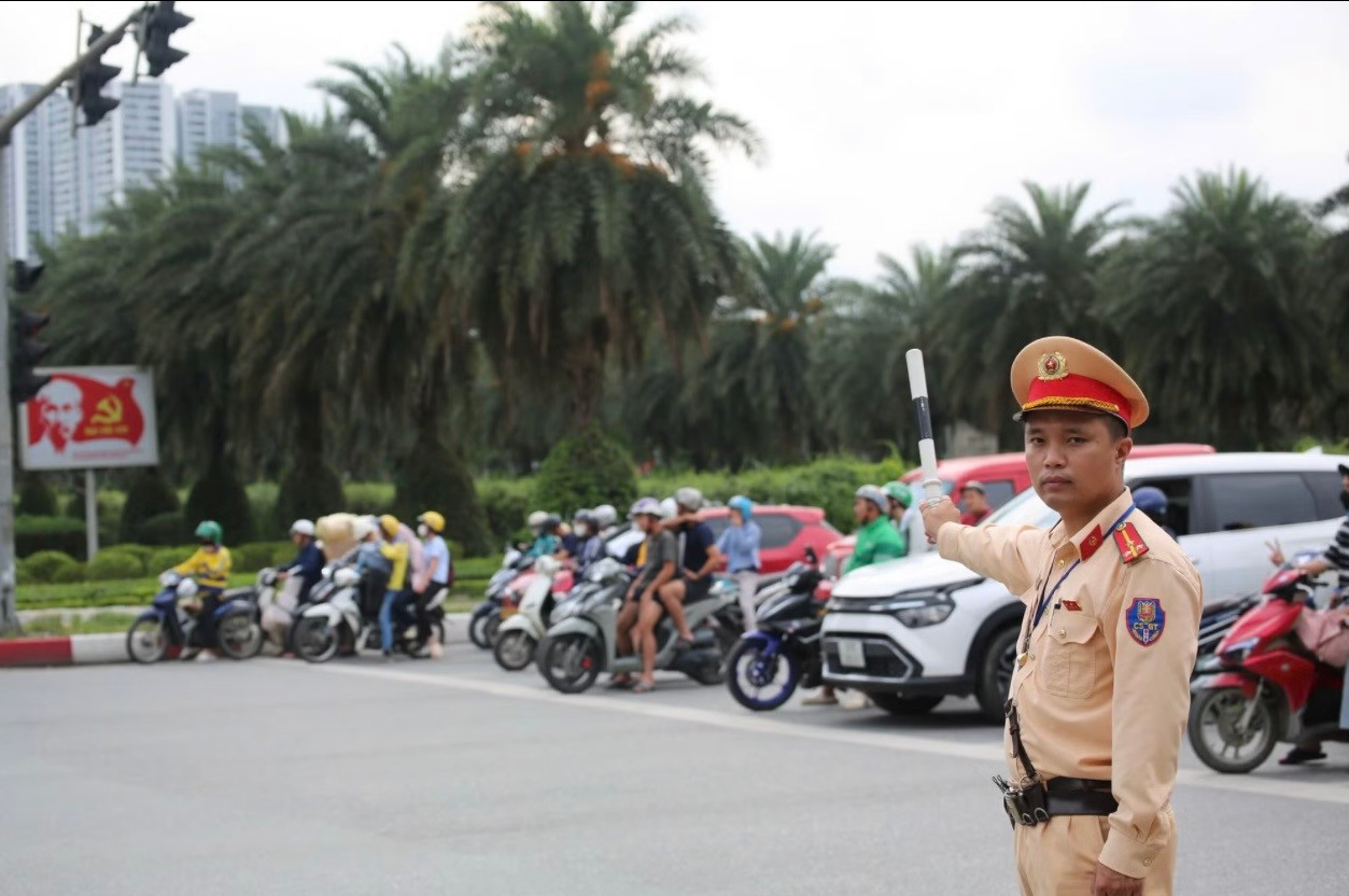 Công an Hà Nội phân luồng giao thông. Ảnh Phạm Công