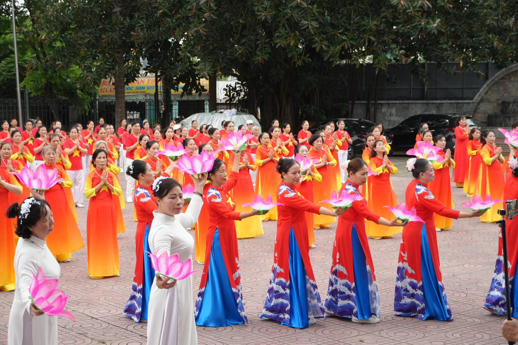 Phần biểu diễn ngoài trời của các thành viên Hội Người cao tuổi phường Phú Diễn. Ảnh: PD