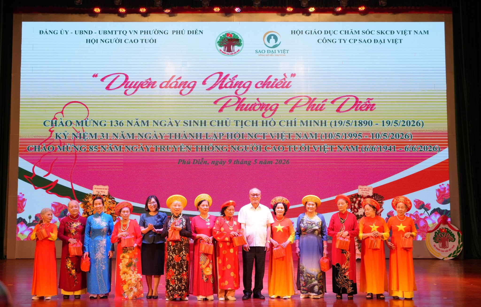 Đại diện Hội Giáo dục chăm sóc sức khỏe cộng đồng Việt Nam, lãnh đạo phường Phú Diễn tặng quà động viên các thành viên tham gia chương trình