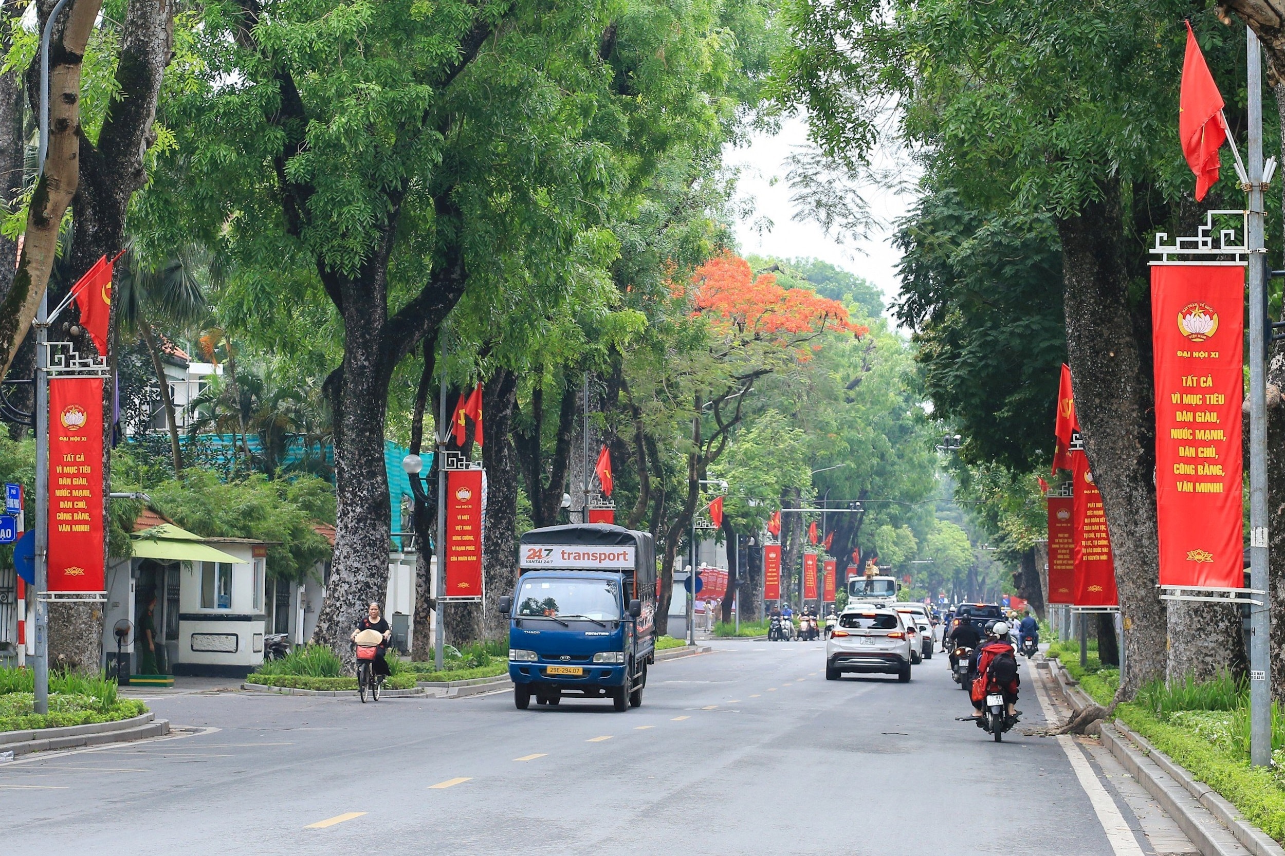 Phố phường Hà Nội được trang hoàng nhiều tấm pano, khẩu hiệu hướng tới Đại hội đại biểu toàn quốc Mặt trận Tổ quốc Việt Nam lần thứ XI. Ảnh: Quang Vinh