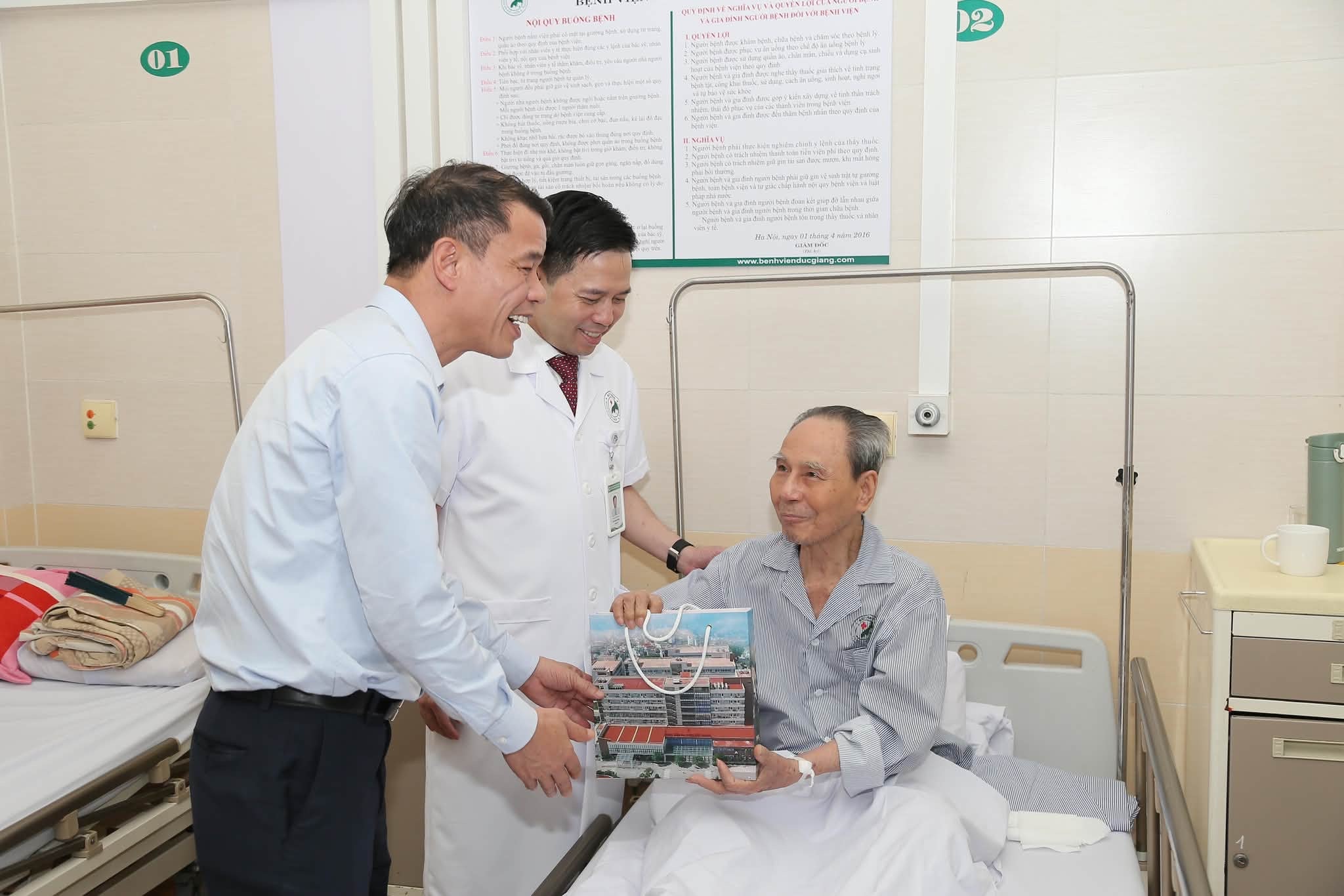 Les patients âgés soignés à l'hôpital général Duc Giang de Hanoï bénéficient toujours de soins attentifs et d'une grande attention. - anh-minh-khue.jpg