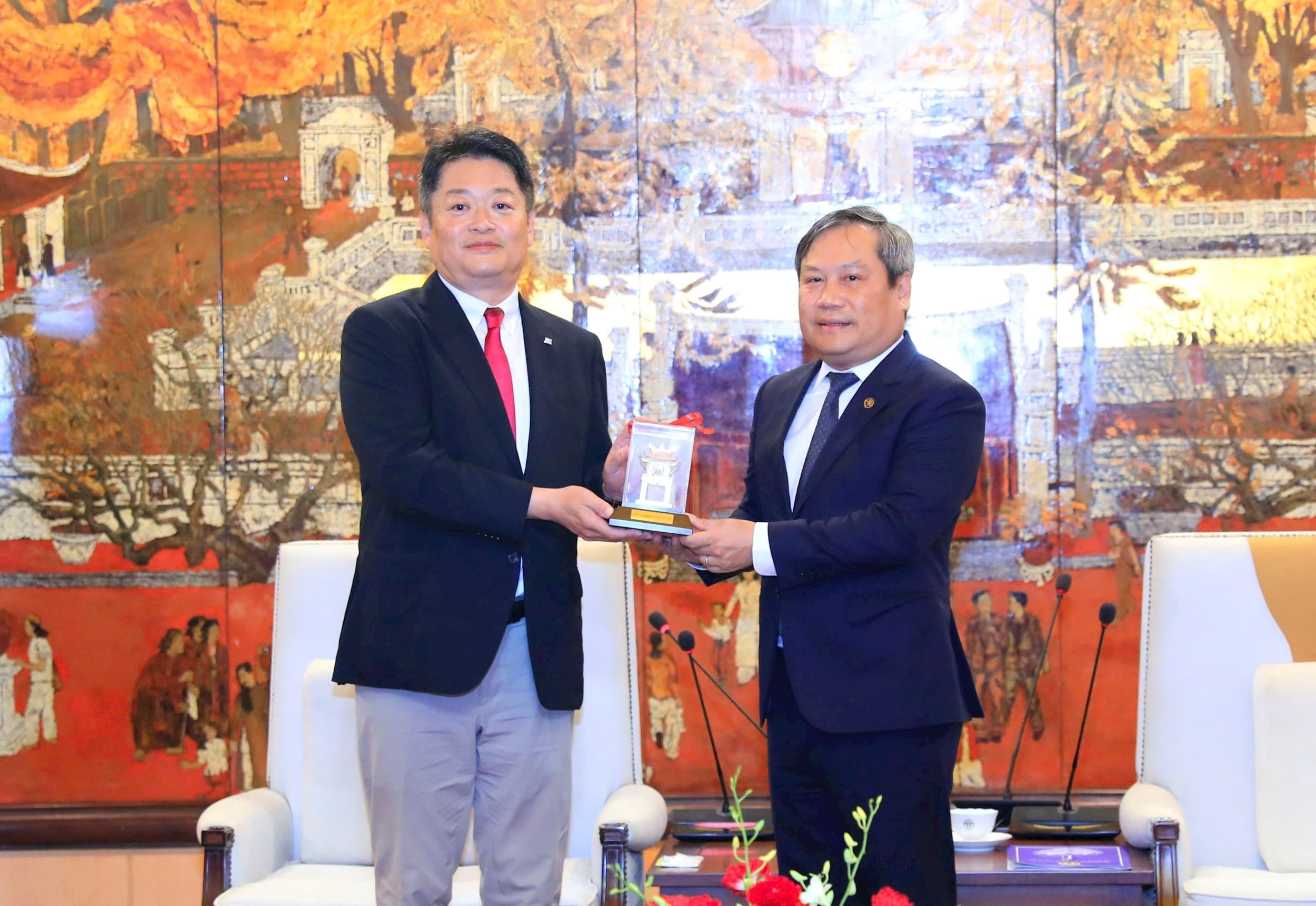 Vu Dai Thang, président du Comité populaire de Hanoï, présente le gouverneur général de la préfecture de Yamanashi, à Nagasaki, au Japon. - anh-cam-anh.jpg