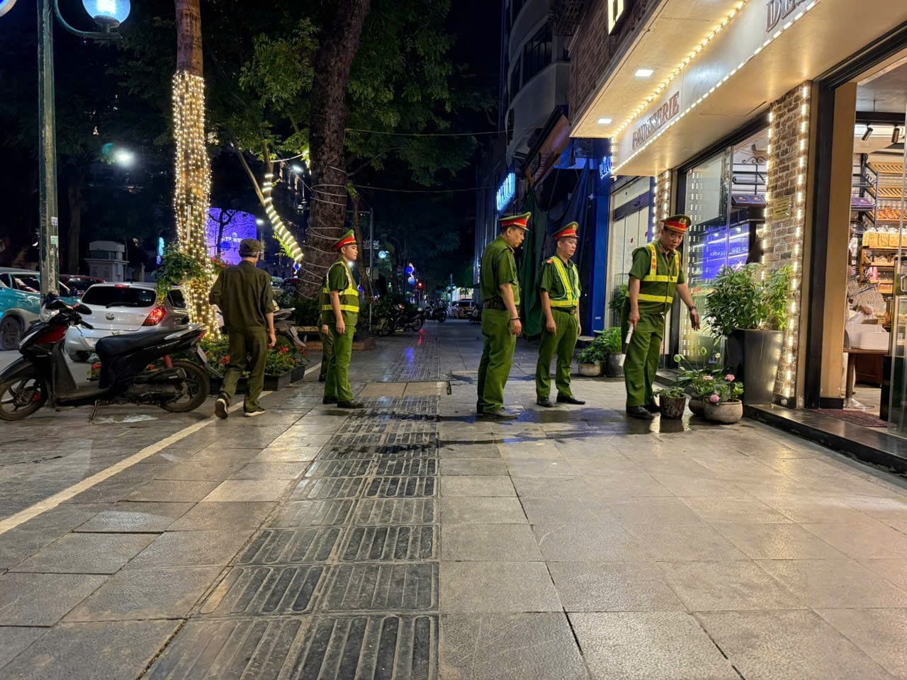 La police du quartier de Nam effectue des contrôles quotidiens et traite les infractions commises rue Hung Dao. -anh-ht.jpg