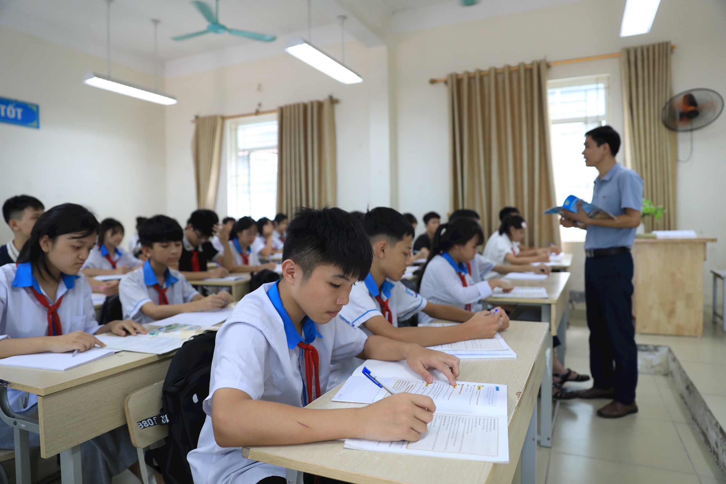 Élèves de 9e année du lycée Tien Thang en révision pour préparer l'examen d'entrée en 10e année pour l'année scolaire 2026-2027.pham-hung-2-.jpg
