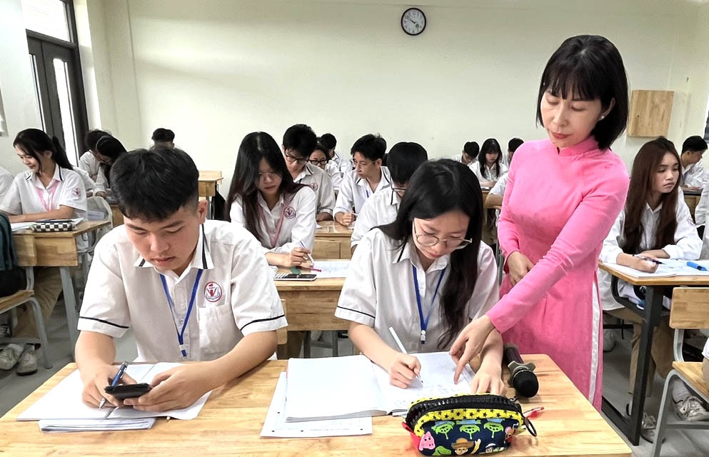 Učitel ze střední školy Yen Vien v obci Phu Dong vede žáky 12. ročníku při shrnutí. - anh-minh-khang.jpg