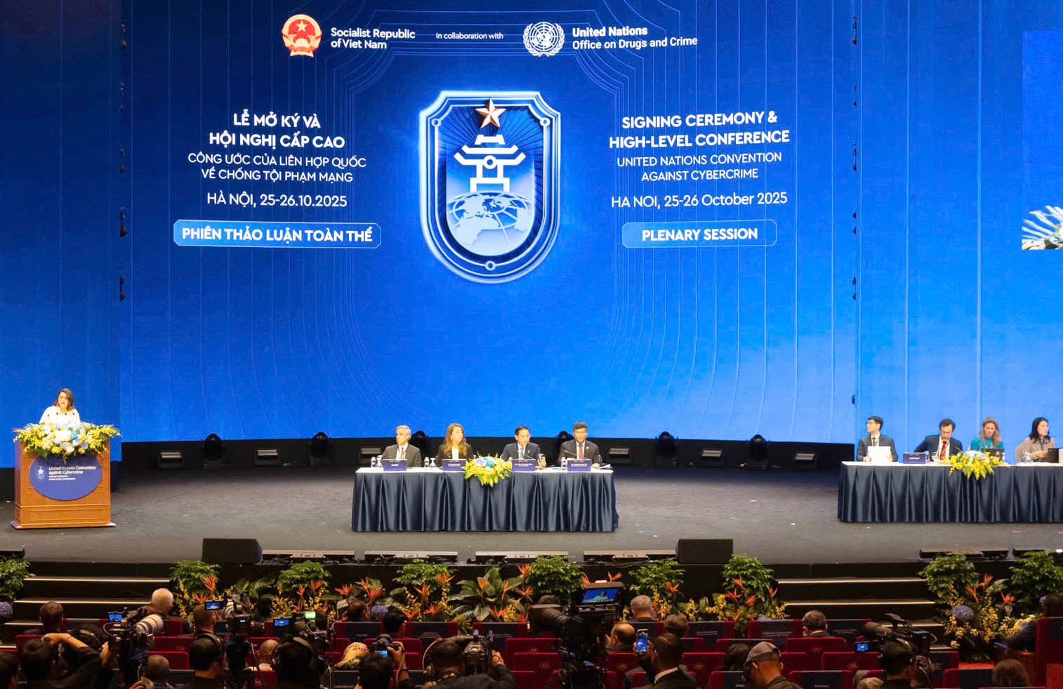 Scéna zahajovacího ceremoniálu a konference na vysoké úrovni Úmluvy OSN proti kyberkriminalitě. - Foto Ministerstva veřejné bezpečnosti.jpg