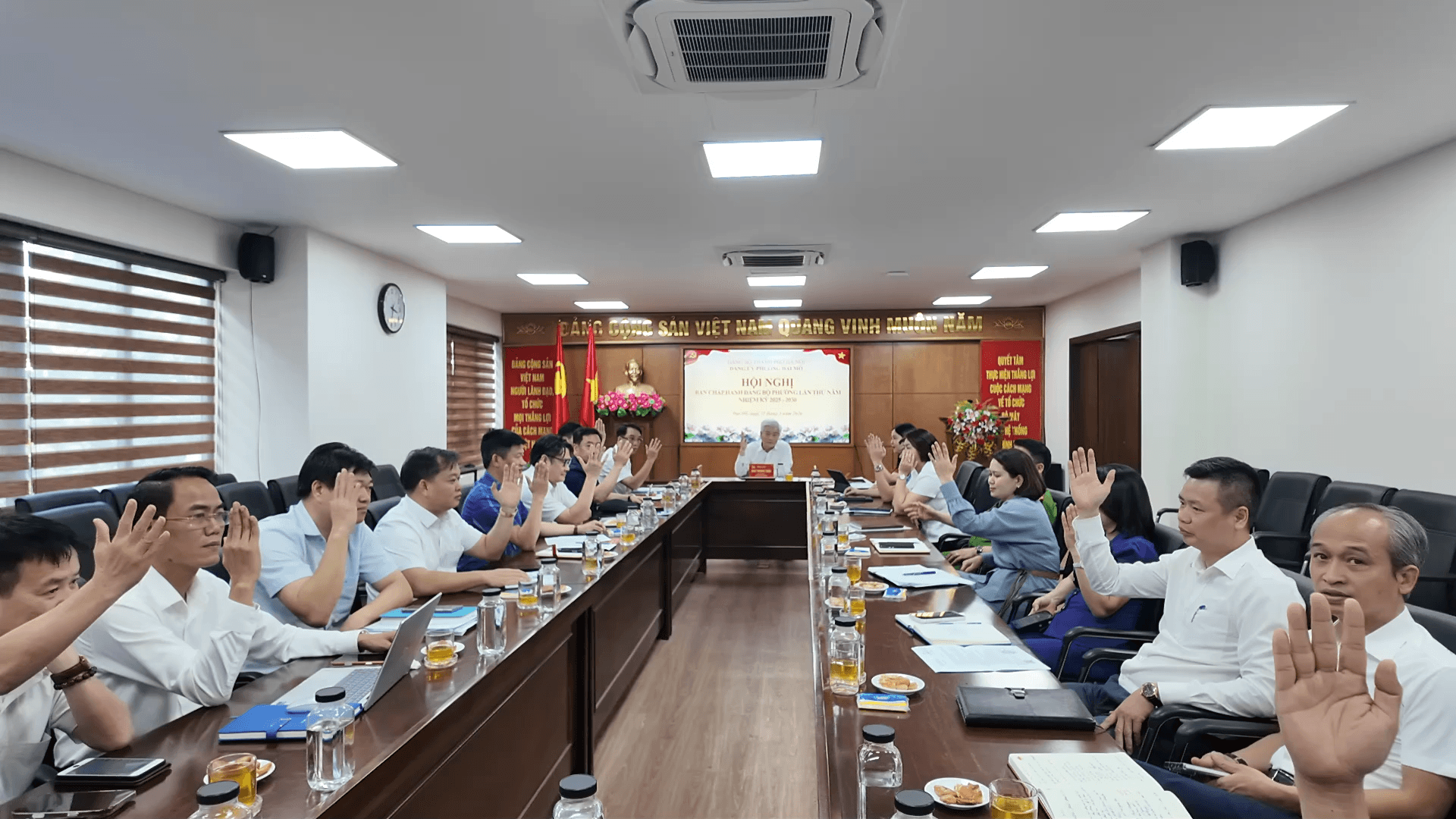 Các đại biểu biểu quyết thông qua Nghị quyết Hội nghị
