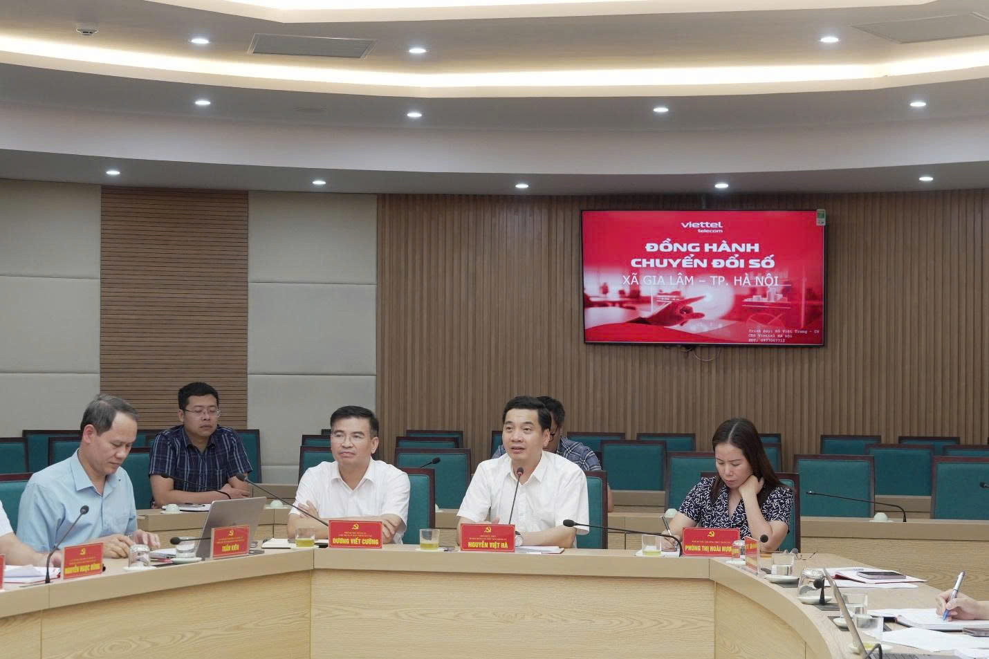 Lãnh đạo xã Gia Lâm chủ trì hội nghị triển khai các giải pháp hỗ trợ chuyển đổi số trên địa bàn xã Gia L