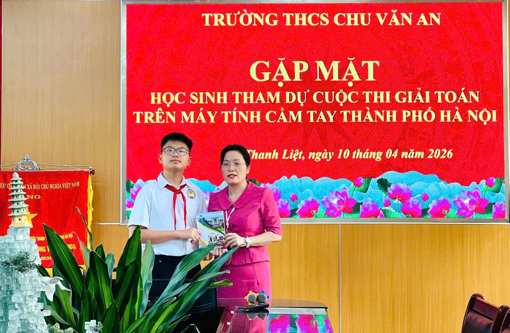 Bà Trần Mai Hương, Hiệu trưởng trường THCS Chu Văn An trao phần thưởng cho học sinh đoạt giải thi T cuộc thi Giải toán trên máy tính cầm tay. Ảnh: PV
