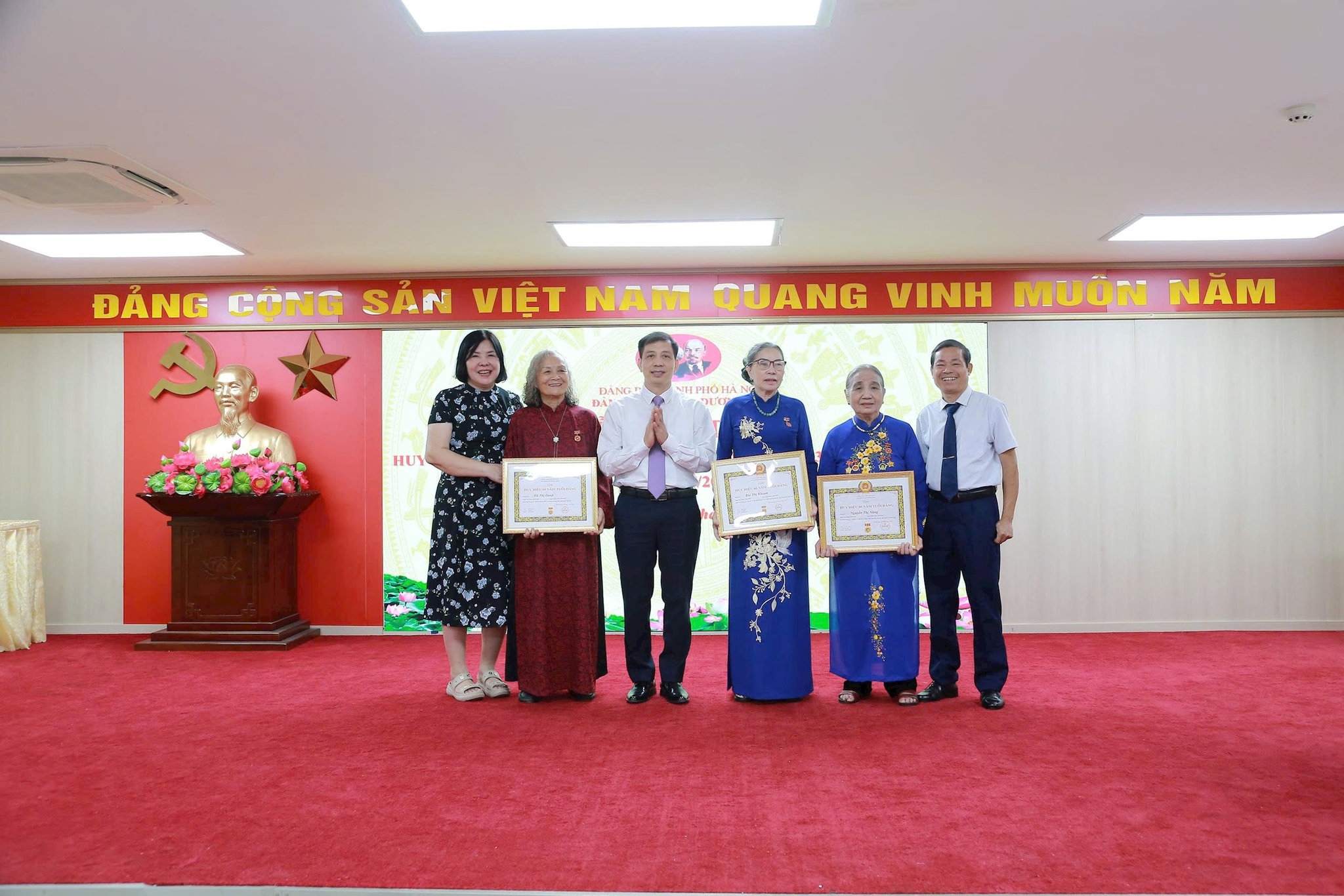 Phó Bí thư Thường trực Đảng ủy Nguyễn Sĩ Hoạt trao Huy hiệu Đảng cho đảng viên