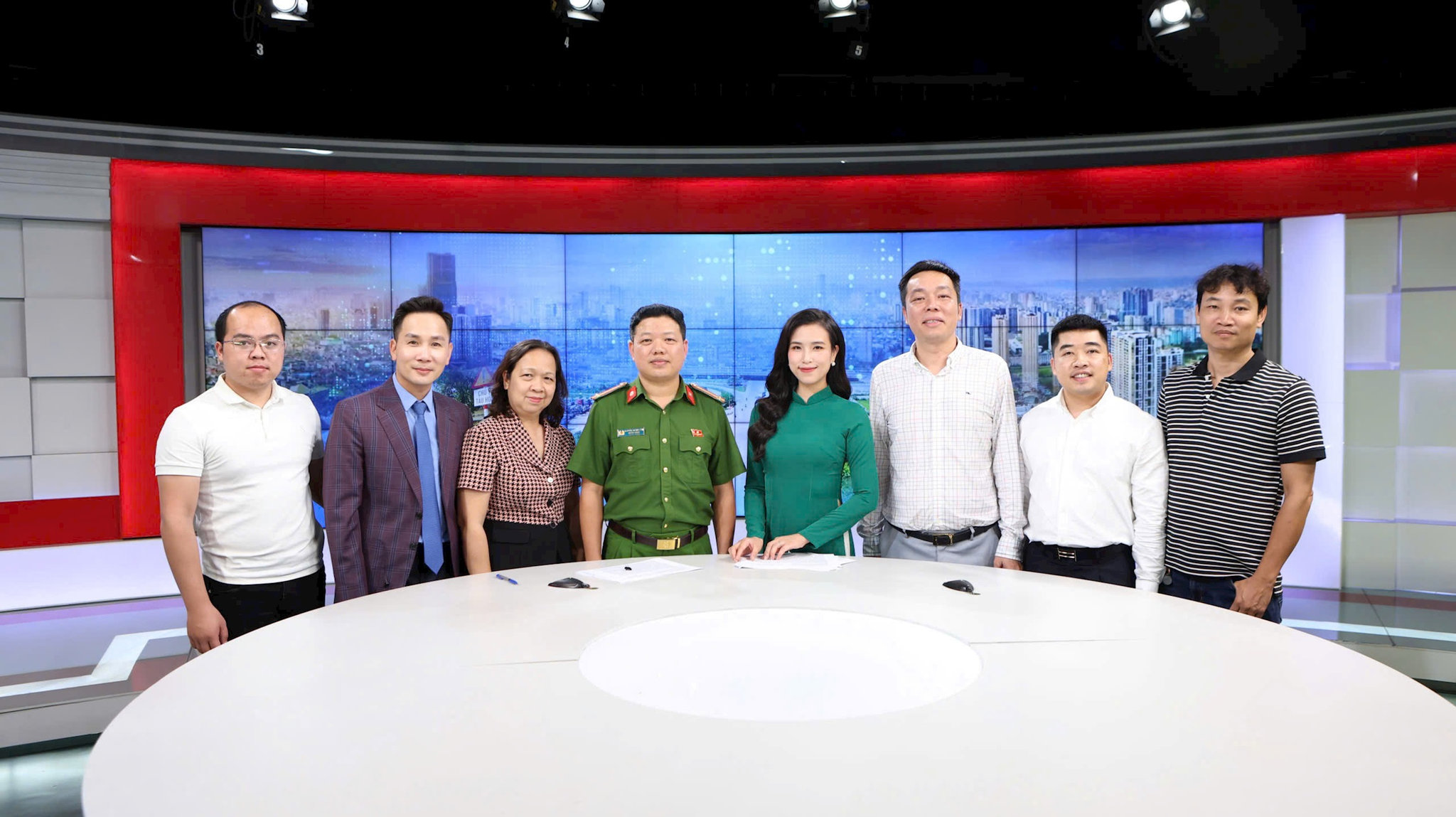 anhketthucchuongtrinh130526.jpg