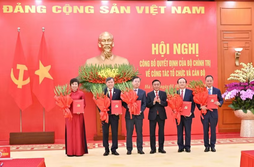 Đồng chí Thường trực Ban Bí thư Trần Cẩm Tú trao các Quyết định của Bộ Chính trị về công tác tổ chức và cán bộ đối với 5 cơ quan: Đài Truyền hình Việt Nam, Đài Tiếng nói Việt Nam, Thông tấn xã Việt Nam, Viện Hàn lâm Khoa học xã hội Việt Nam, Viện Hàn lâm Khoa học và Công nghệ Việt Nam. (Ảnh: Cổng TTĐT Đảng Cộng sản Việt Nam)