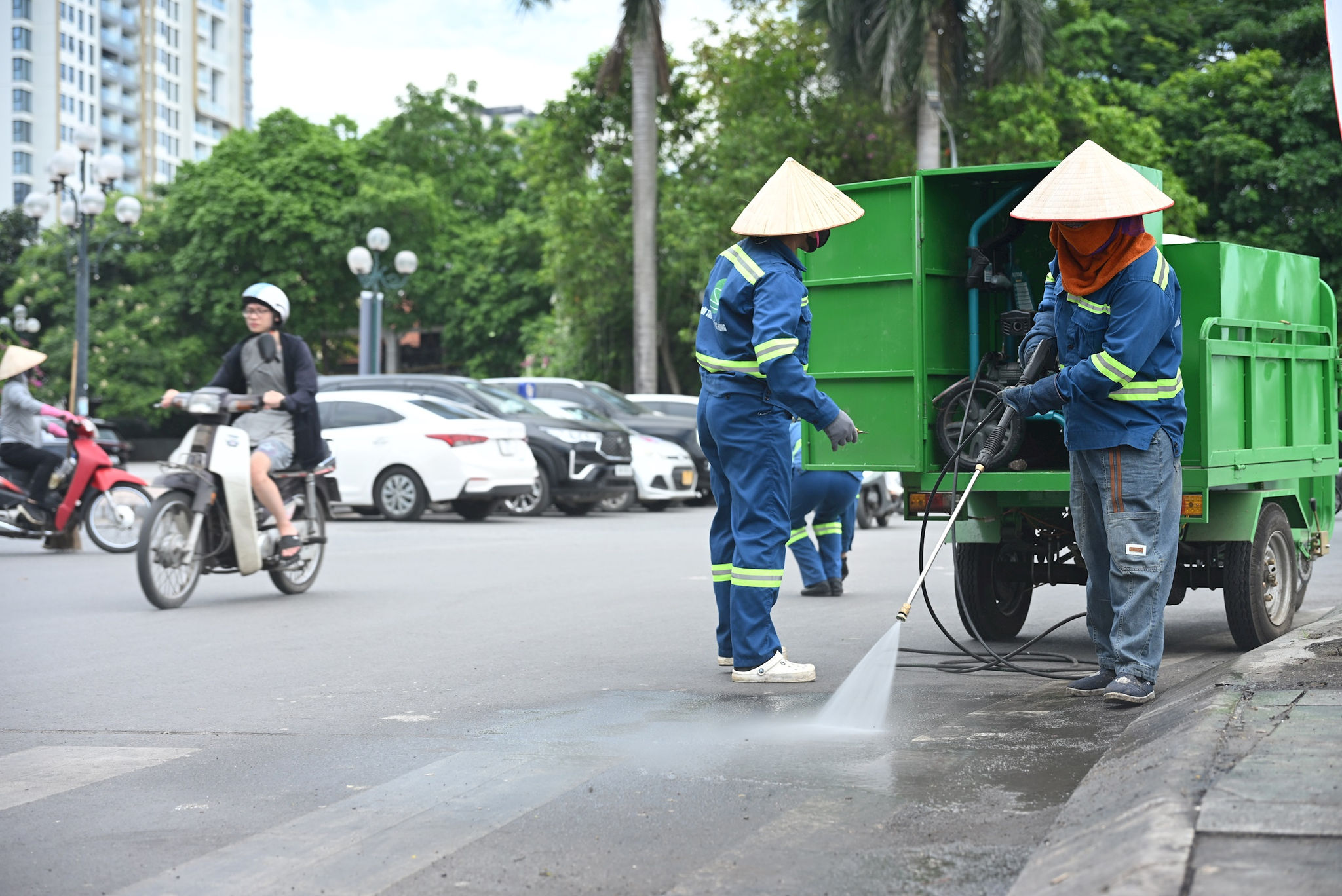 Sử dụng thiết bị cơ động rửa sạch các vết bẩn khó đi trên phố chính. Ảnh PV.