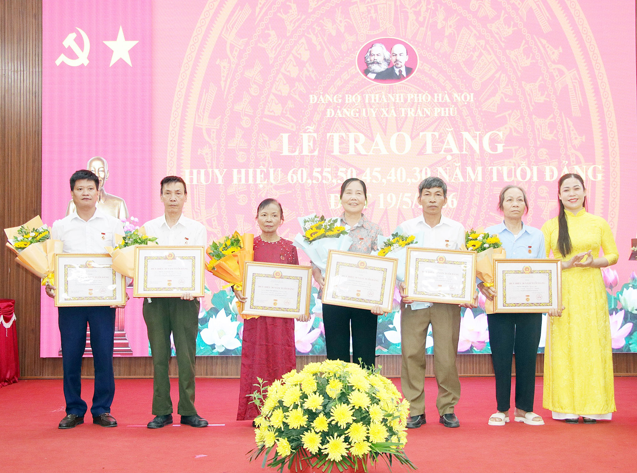 Xã Trần Phú trao tặng Huy hiệu Đảng đợt 19-5 cho các đồng chí đảng viên cao niên. Ảnh: Hồng D