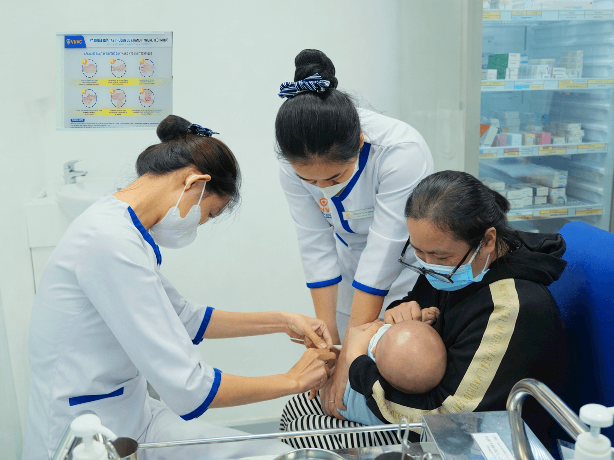 1.-phu-huynh-dua-tre-di-tiem-vac-xin-nao-mo-cau-tai-vnvc.png