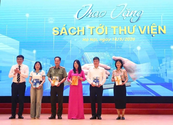 2nha-xuat-ban-trao-tang-sach-cho-cac-don-vi-1.jpg