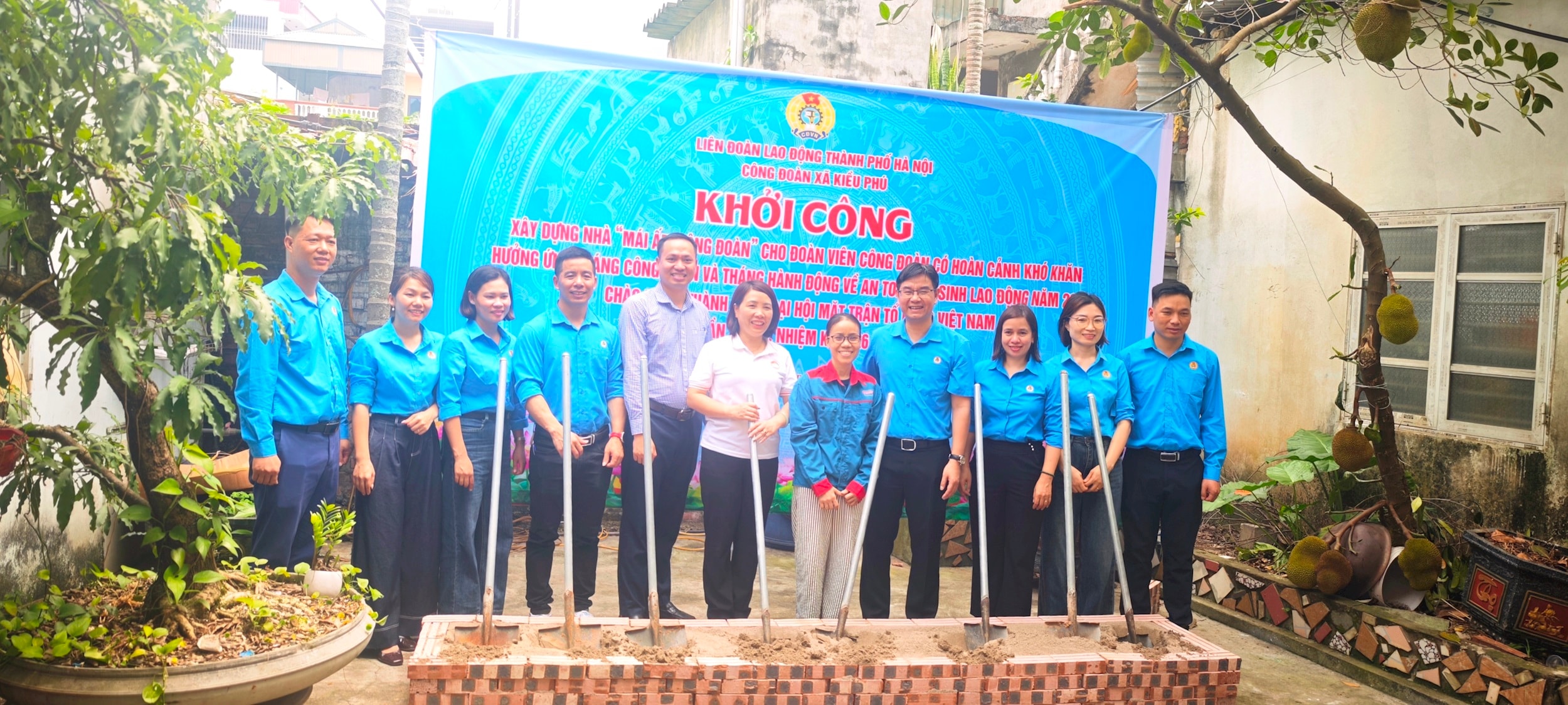 Niềm vui của chị Nguyễn Thị Bích Ngọc và tổ chức công đoàn trong ngày khởi công xây dựng Mái ấm Công đoàn. Ảnh: Hải Hà