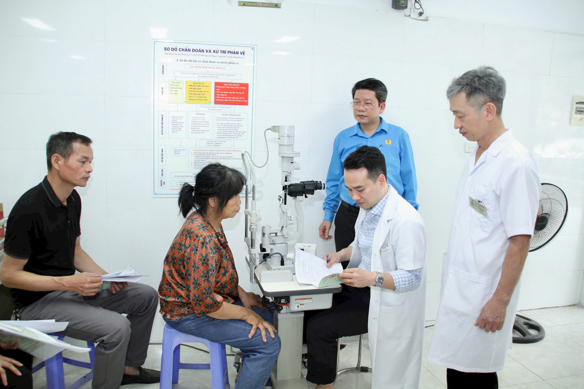 Người lao động được thăm khám đầy đủ, miễn phí tại Trạm y tế phường Phú Thượng. Ảnh: PV