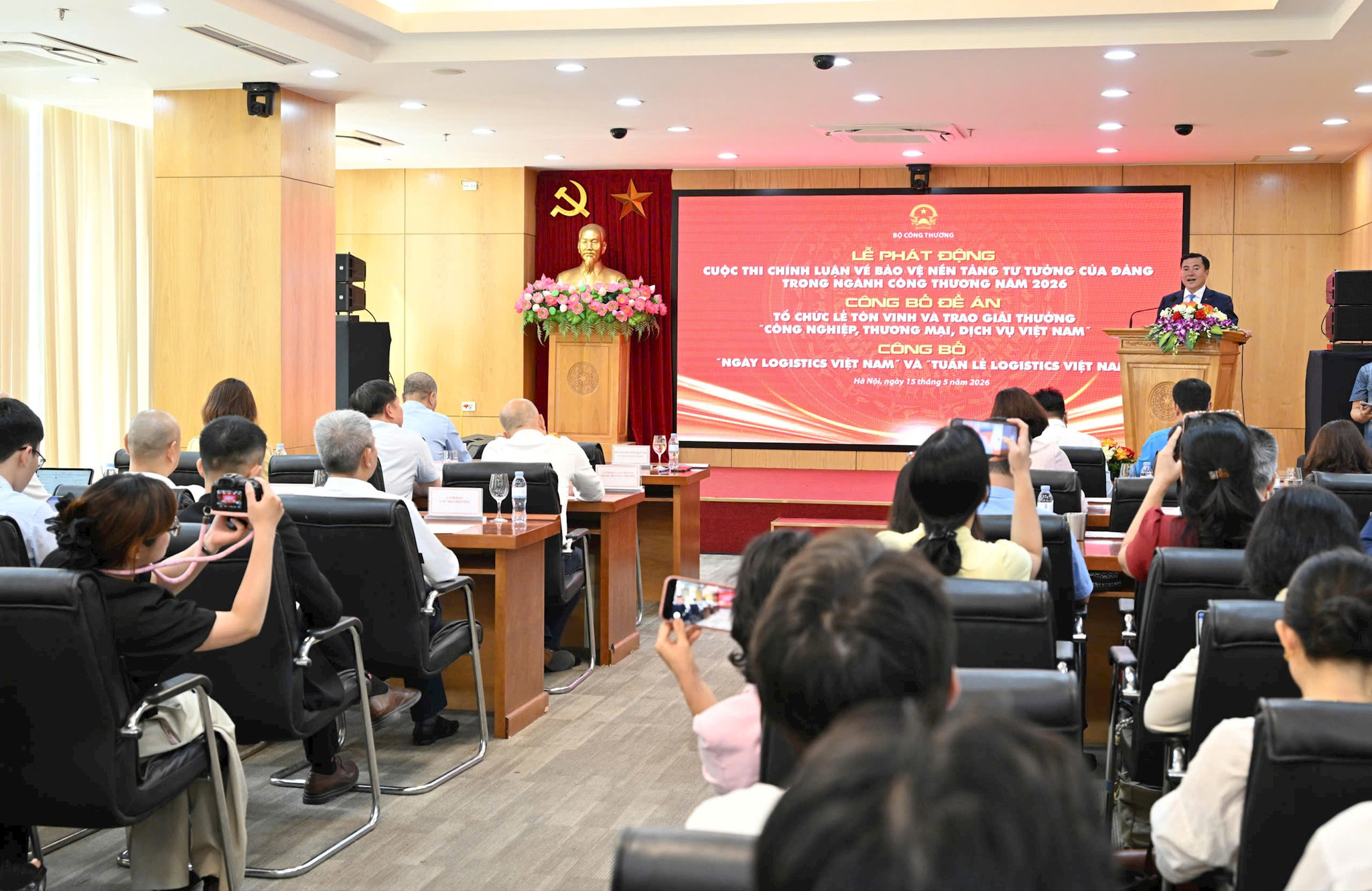 phat-dong-cuoc-thi-chinh-luan.jpg